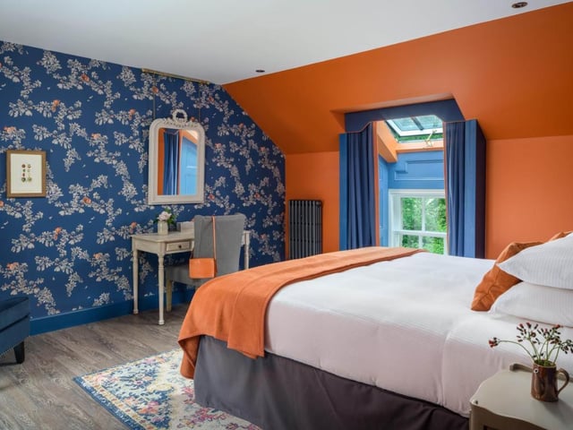 Set in the Perthshire conservation village of the same name, the Meikleour Arms dates back to 1820 and offers rooms and cottages that are all tastefully decorated with ensuite bathrooms. Reviewers praise the excellent food served in the hotel restaurant featuring local specialities, including ingredients harvested from the kitchen garden. There are plenty of great walks to enjoy, while the hotel also owns a salmon fishing school on the nearby river Tay if you want to try your hand at casting a fly.