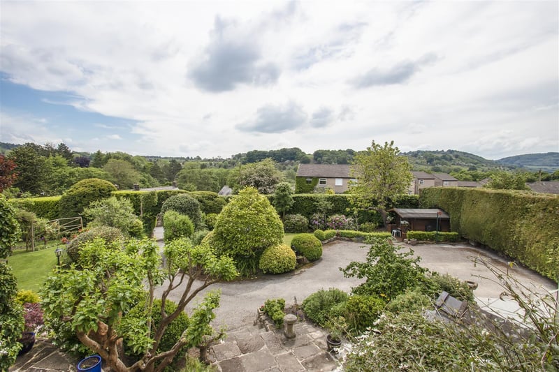 Yew Tree Cottage is "surrounded by glorious Derbyshire countryside".
