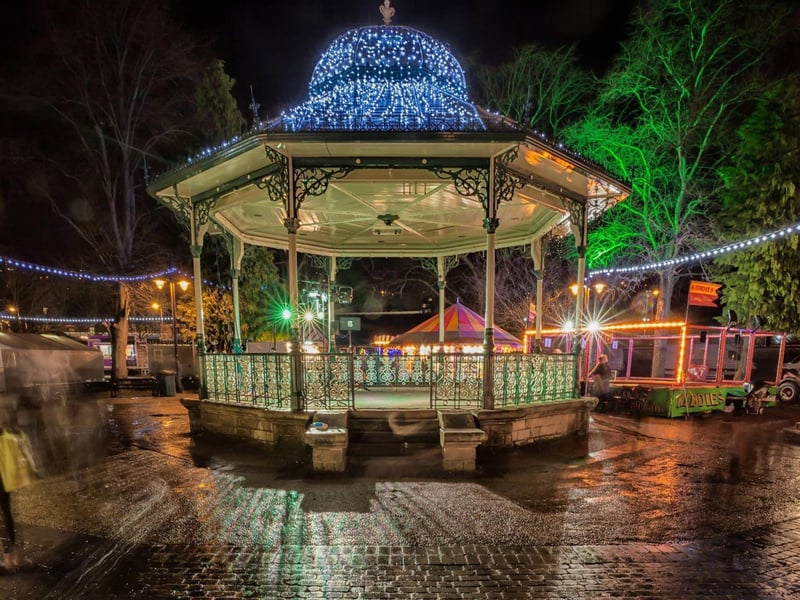 Held in Hall Leys Park, this market recreates a nostalgic Victorian atmosphere complete with costumed entertainers, fairground rides, and over 150 stalls selling crafts, food, and drink. It's a hugely popular, family-friendly event that transforms the centre of Matlock into a festive spectacle. 🗺️ Hall Leys Park, Causeway Ln, Matlock, DE4 3AR