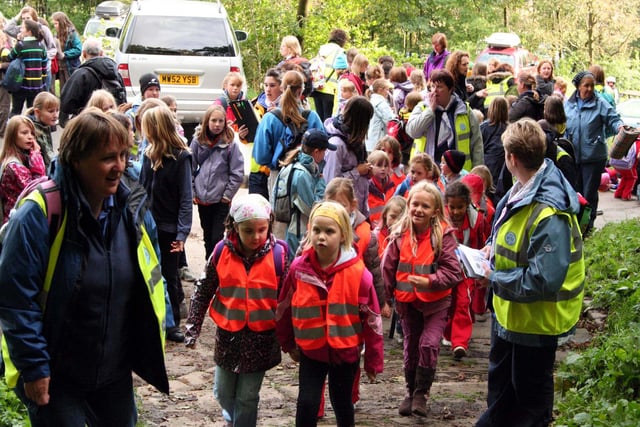 Girl guides got ready to climb Mam Tor to celebrate the centenary of the movement in 2009