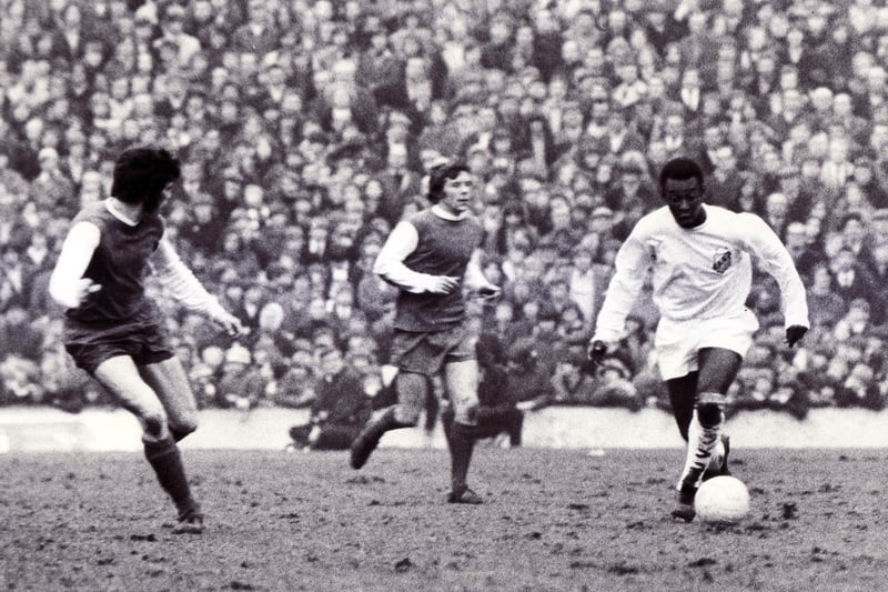 Santos' Pele beats Sinclair to start an attack on the Sheffield Wednesday goal