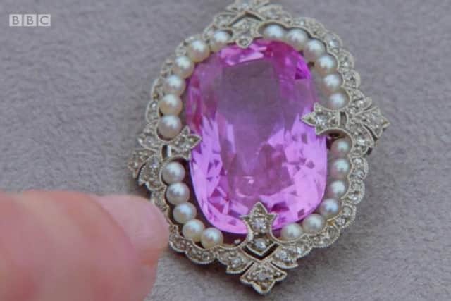 The kunzite-stone brooch's value was estimated between £4,000 and £6,000