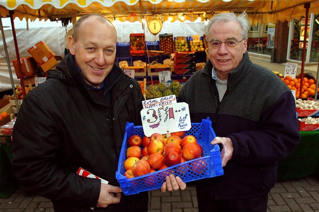 2007. Market traders in Commercial Road Portsmouth . Left to right: Tony Smith (49) and 'Trcky' Walker' (74). Picture: Malcolm Wells (070151-47)