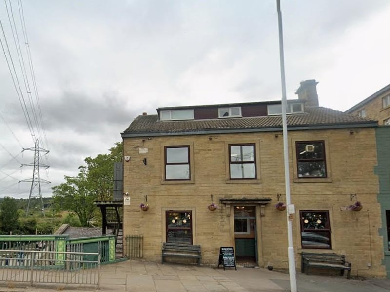 If your perfect football viewing experience involves a cold pint right by the water, this legendary Kirkstall pub is a must-visit. They are setting up a massive screen right in the middle of their expansive, beautiful beer garden running alongside the River Aire. ⚽ 12 Bridge Rd, Kirkstall, LS5 3BW