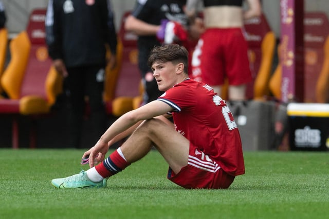 Leicester City are weighing up a move for Aberdeen ace Calvin Ramsay. The teenage defender has attracted plenty of admirers south of the border and the Foxes, who have some injury issues, could be set to be the first to test the Dons with a substantial bid for Ramsay in January. (Daily Record)