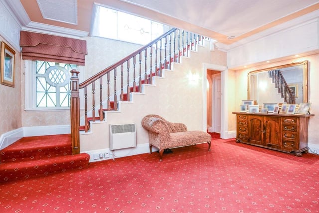 The entrance hall impresses with its oak staircase.