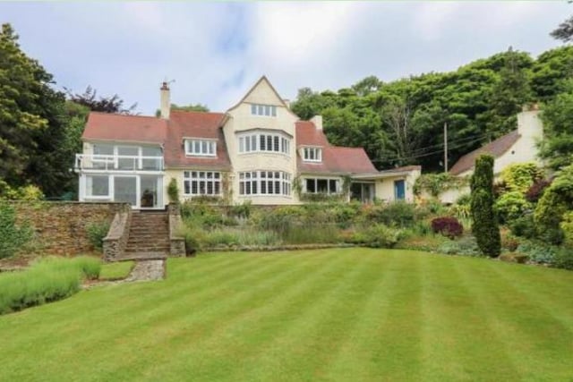 This six bedroom detached property, complete with an additional 2.5 acres of land, was sold for £900,000.