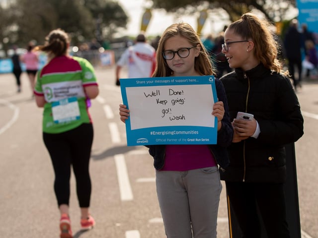 Encouraging signs for the runners. (201019-295)