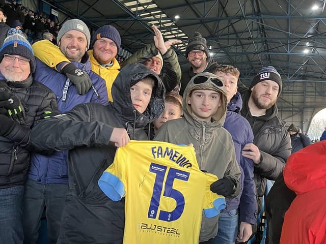 Akin Famewo hooked up a signed shirt for Gaz Robinson for is part in getting his chant going. (via @GazRobinson1)