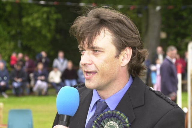 Dougray Scott addresses the large crowd at the 2002 games