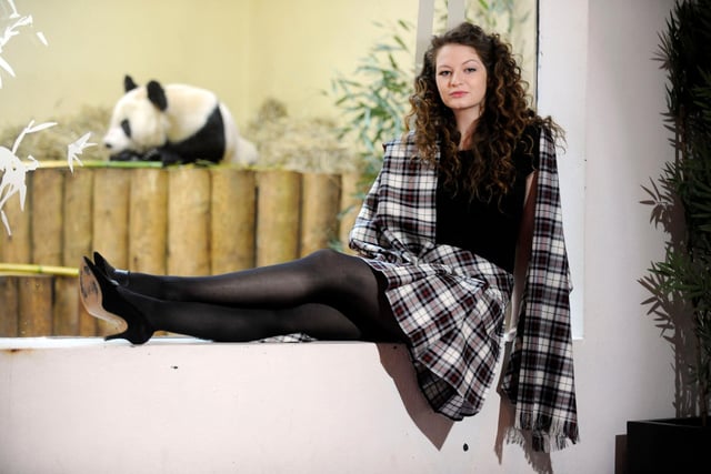 EDINBURGH ZOO LAUNCH THE EDINBURGH ZOO PANDA TARTAN , DESIGNED BY KIRSTY FRANEY , TARTAN DESIGNER AT KINLOCH ANDERSON.
TIAN TIAN , THE GIANT PANDA , WAS OBVIOUSLY IMPRESSED AS SHE AWOKE FROM A NAP TO CATCH A BRIEF LOOK AT THE TARTAN WHICH WAS MODELLED BY KIRSTY THE DESIGNER.