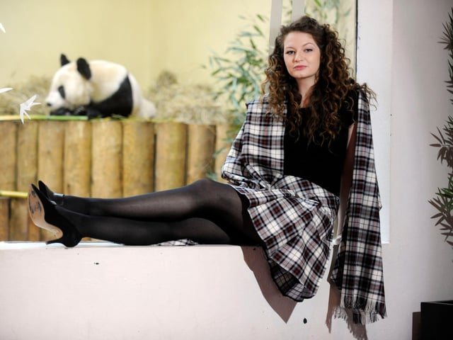EDINBURGH ZOO LAUNCH THE EDINBURGH ZOO PANDA TARTAN , DESIGNED BY KIRSTY FRANEY , TARTAN DESIGNER AT KINLOCH ANDERSON.
TIAN TIAN , THE GIANT PANDA , WAS OBVIOUSLY IMPRESSED AS SHE AWOKE FROM A NAP TO CATCH A BRIEF LOOK AT THE TARTAN WHICH WAS MODELLED BY KIRSTY THE DESIGNER.