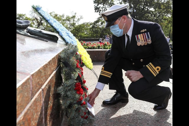 Ship’s Company of HMS Dragon paid their respects to the Ukrainian War memorial of the unknown sailor, in Odessa. Laying a wreath and pausing to reflect on the sacrifices made in days past.