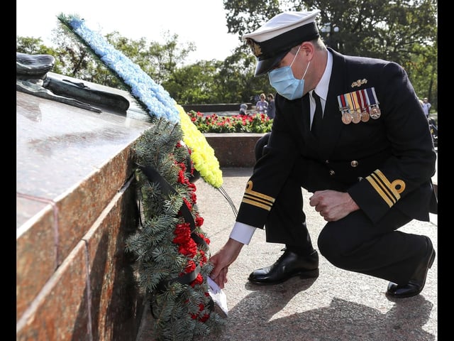 Ship’s Company of HMS Dragon paid their respects to the Ukrainian War memorial of the unknown sailor, in Odessa. Laying a wreath and pausing to reflect on the sacrifices made in days past.