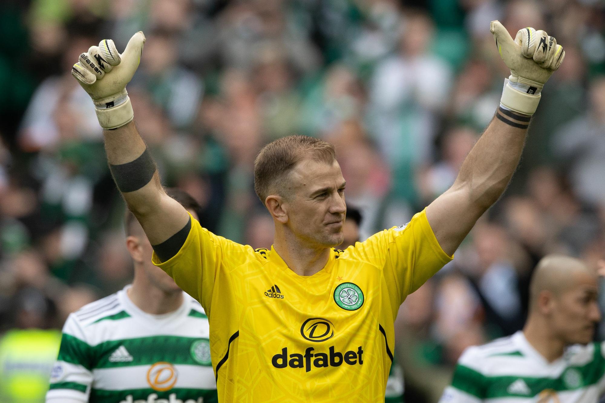The ever-present stopper keeps his place between the sticks.