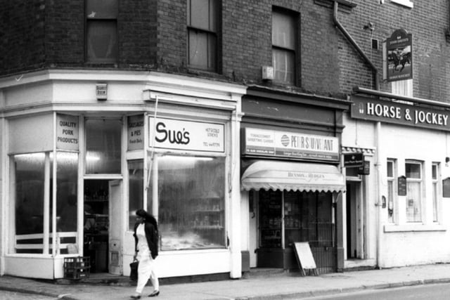 Sue's hot snack takeaway on Attercliffe Road, Sheffield, in November 1989. Also visible are the tobacconist and newsagents, and the Horse and Jockey pub