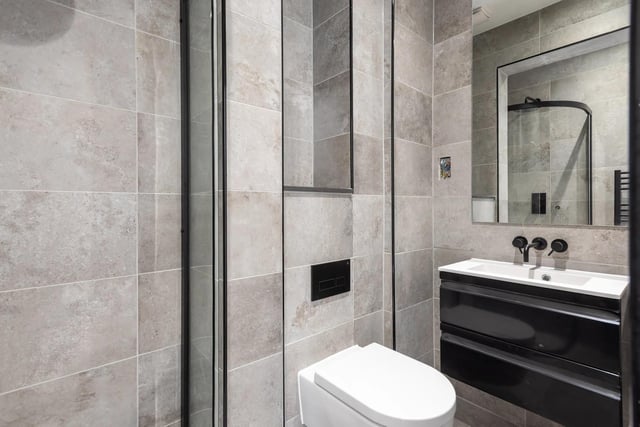 The en-suite bathroom makes use of contrasting colours to visually appeal.