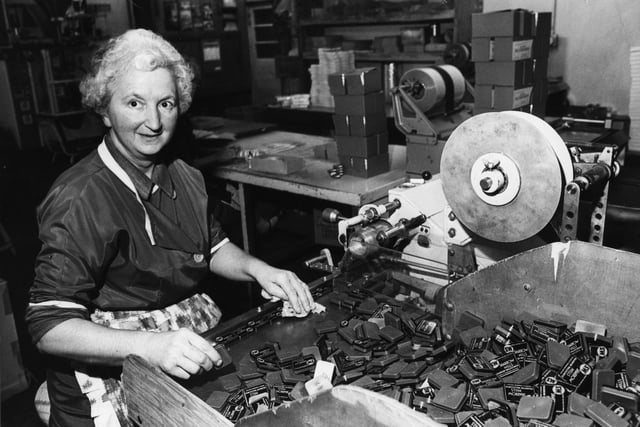 Ida White packs the snuff into tins at Wilson's Snuff Mill, Sheffield, 1981