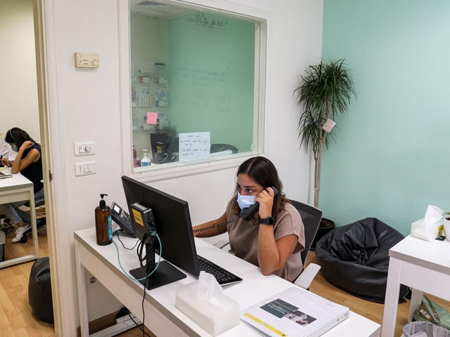 A Czech-speaking and Slovak-speaking telesales agent is needed by the Mansfield company, Recruitment Direct Ltd. The role involves making sales calls and persuading customers to buy a firm's products. At least £30,000, plus commission, can be earned if targets are met.