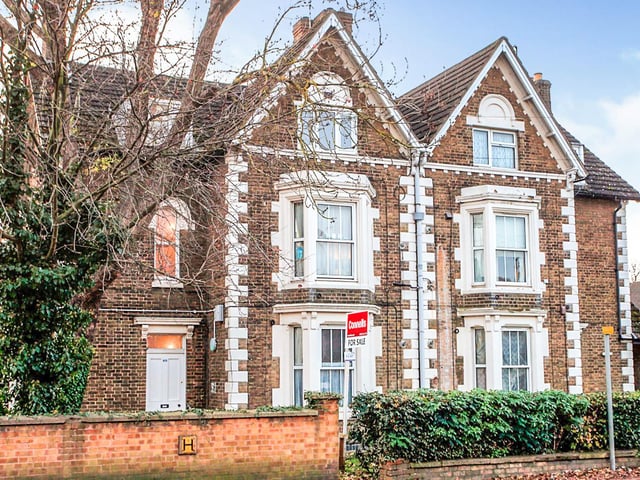 This one bedroom, top floor flat boasts a recently refurbished kitchen and is situated close to the city centre. The flat was first listed for sale at the end of November 2019. On 19 February 2020, the price was reduced by £5,000. On 17 June, it was reduced by a further £5,000. On 23 November, it was once again reduced by £20,000. It is currently available for sale for a guide price of £60,000.