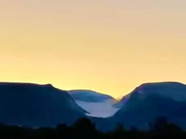 A break-taking sun-blessed view of the Cairngorm mountain range, captured by a keen runner this morning (photo: @CNPactive).