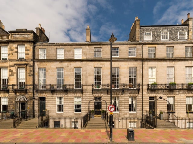 This property is ideally situated in the West End of the city centre, and has been renovated to provide a combination of period detail and contemporary finishes