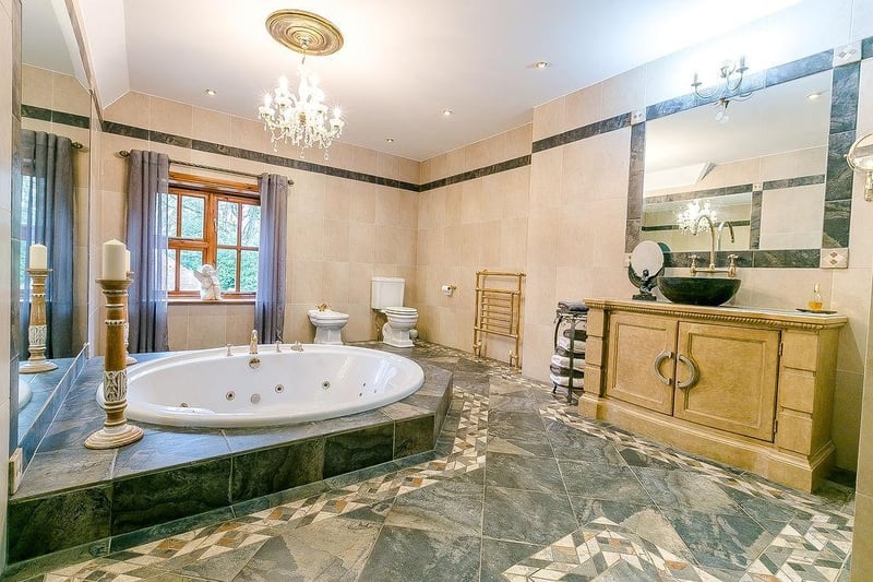 Another truly beautiful en-suite bathroom. Clean and classy.
