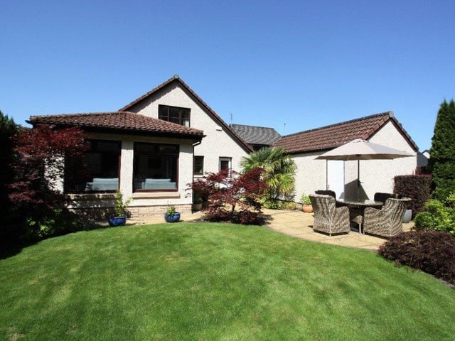 A fantastic three bedroom house in the coastal village of Lundin Links, a short drive to St Andrews, benefiting from private parking and a fantastic garden - £10,000 total stay.