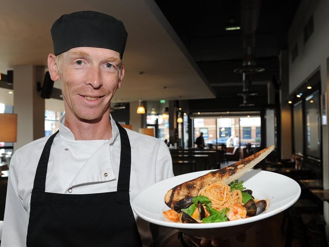Contemporary diner-style restaurant and bar, serves homemade pizza, steaks and burgers.