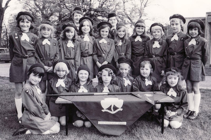 The presentation of the Pennant to the 2nd Hasland Brownies held at the Hasland Youth Club. Our picture shows the pack with their pennant and leaders Janice Rodgers (left) and Mavis Harrison on 4th May 1976