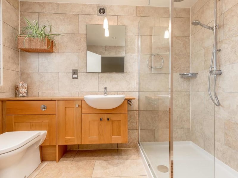 Shower room.