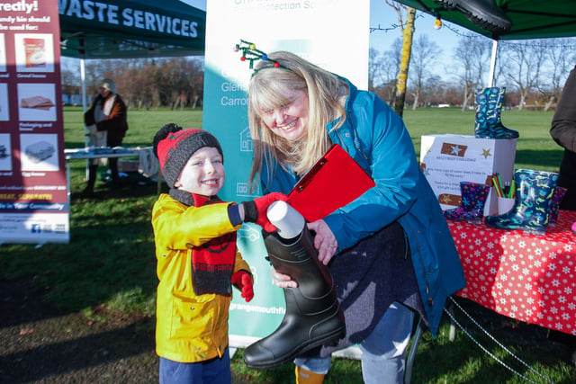 Sharon Agnew, from Falkirk Council, with Jacob Collins, 4. The kids had to guess how many cups of water would fill the wellies.