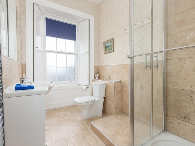 Shower room.