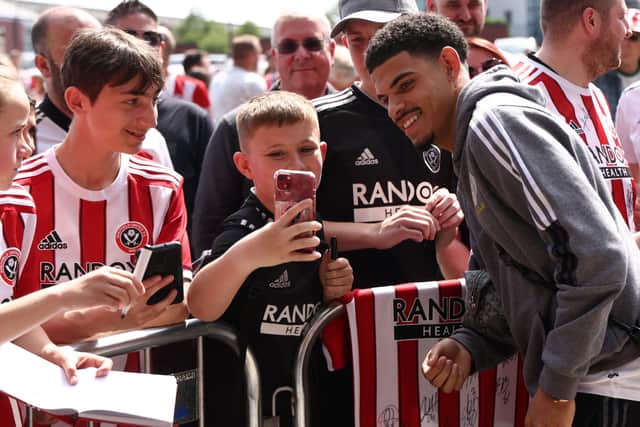 A  fan takes a selfie with Morgan Gibbs-White of Sheffield United: Darren Staples / Sportimage