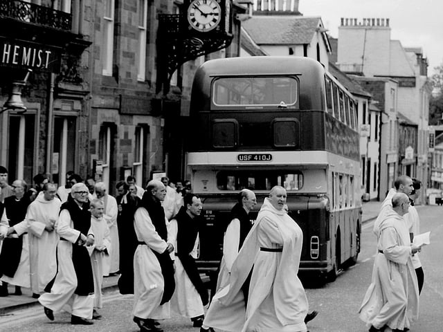 5000 pilgrims gathered for Mass at Melrose Abbey to celebrate its 850th anniversary in June 1986.