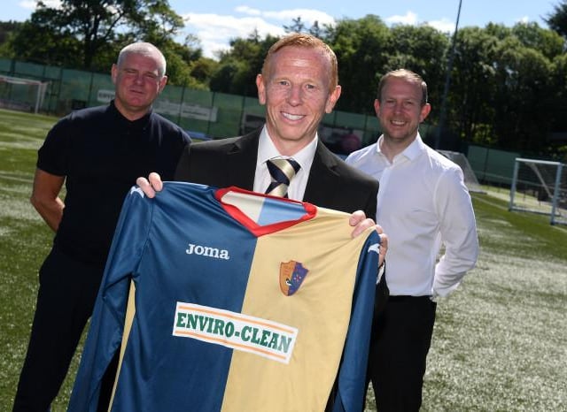 Stevie AItken has signed former Motherwell and Watford defender Tom Leighton to join his East Kilbride team for this season's Lowland League title challenge at the K-Park (DailyRecord.co.uk)