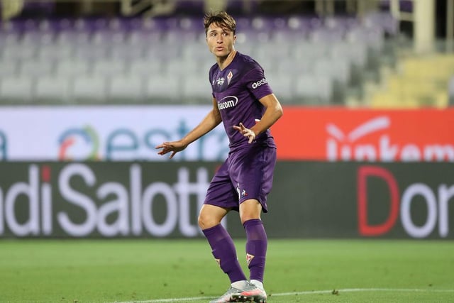 Manchester United are “very close” to agreeing a fee with Fiorentina for forward Federico Chiesa, though could still face competition from Newcastle. (Corriere Fiorentino)