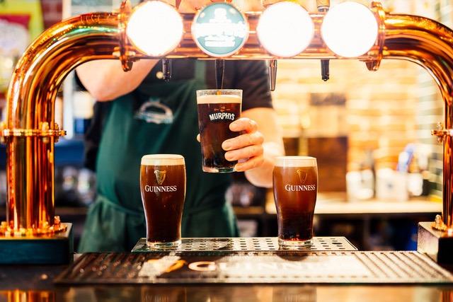 Bringing the spirit of Dublin’s Temple Bar to Greek Street. They pride themselves on a meticulous three-part pour that has quickly made them a favourite for city-centre purists. 🍺 6 Greek St, Leeds LS1 5RW
