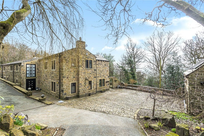 Buckstone Grange is located in a quiet position with complete security and privacy off Cliffe Drive in Rawdon, and is well placed for the local amenities in Rawdon and nearby Horsforth and Apperley Bridge.