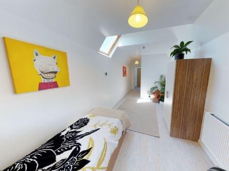 Fountain Halls is fully catered 5 days a week, with rent totaling £125 a week for a standard single room. These halls are a short walk from pubs,clubs and lecture theatres. It has a 3.5 star rating on Google Reviews.