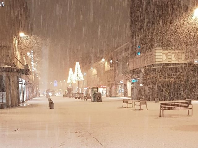 One early riser captured the heavy snowfall on a nearly empty Argyle Street - which is usually one of Glasgow's busiest.