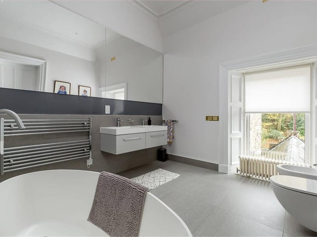 Principal bedroom en-suite.
