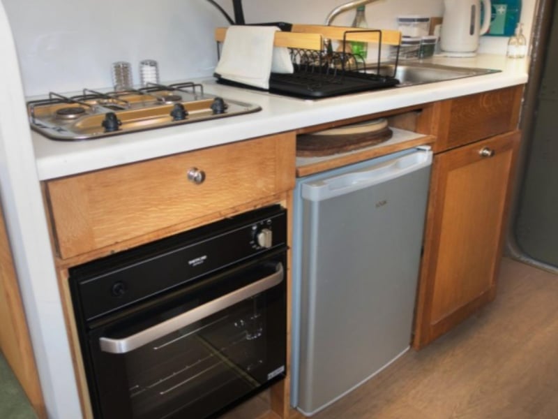 The compact kitchen contains everything you need to make a tasty meal.
