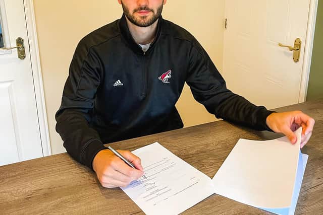 Kirk signs for Coyotes.
