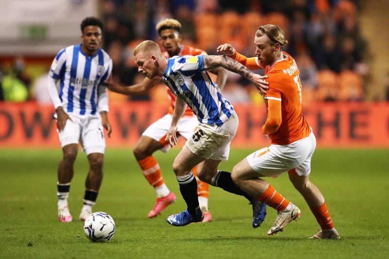Leeds United look to have missed out on key transfer target Lewis O'Brien. The Huddersfield Town midfielder, who the Whites are believed to have made a series of bids up to £13m for over the summer, is said to be close to finalising a three-year deal. (Football Insider)