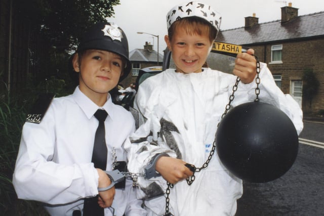 Buxton Advertiser Archive, cops and robbers in the 1998 Chapel en le Frith carnival
