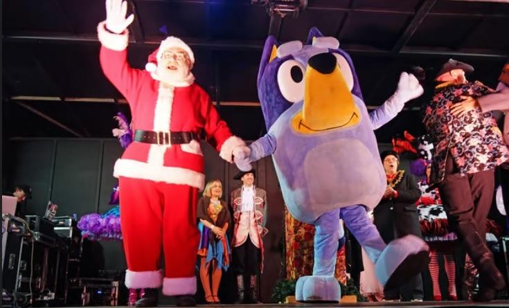 This event combines a festive market with a large, entertaining stage show culminating in the town's official lights switch-on. Due to ongoing renovation work, the main stage show will take place outside the Town Hall, followed by a procession back into the town centre market area. 🗺️ Chesterfield Town Hall and Market Place, S40 1LP