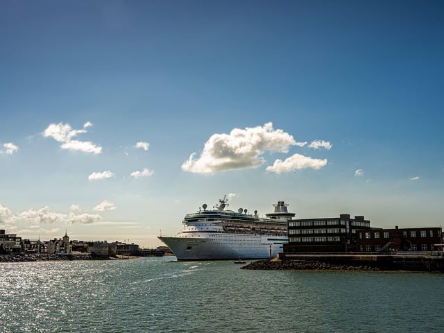 Royal Caribbean's Majesty of the Seas entering the harbour
