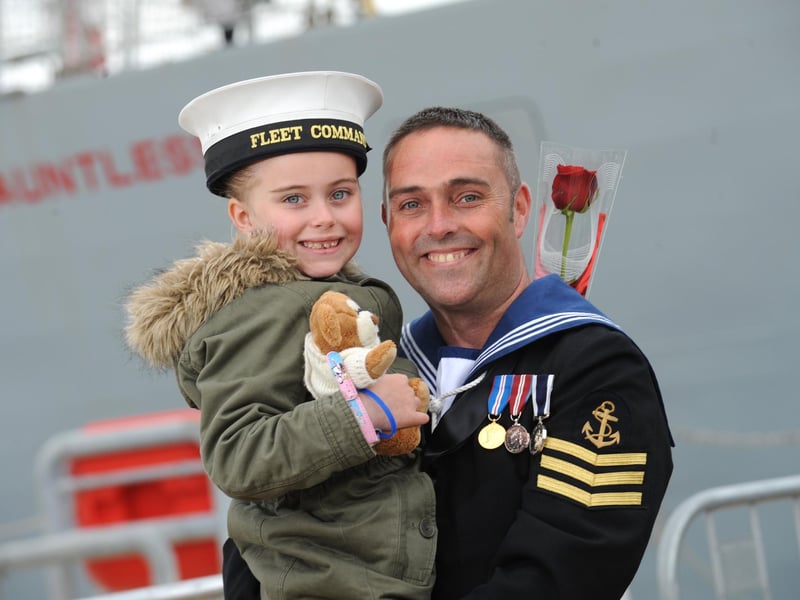 15th May 2015. Maddie Gordon and her dad, Ian 'Simmo' Simpson. Home coming of HMS Dauntless at Portsmouth Dockyard, Portsmouth. Home coming of HMS Dauntless at Portsmouth Dockyard, Portsmouth.
Picture: Allan Hutchings (150741-014)