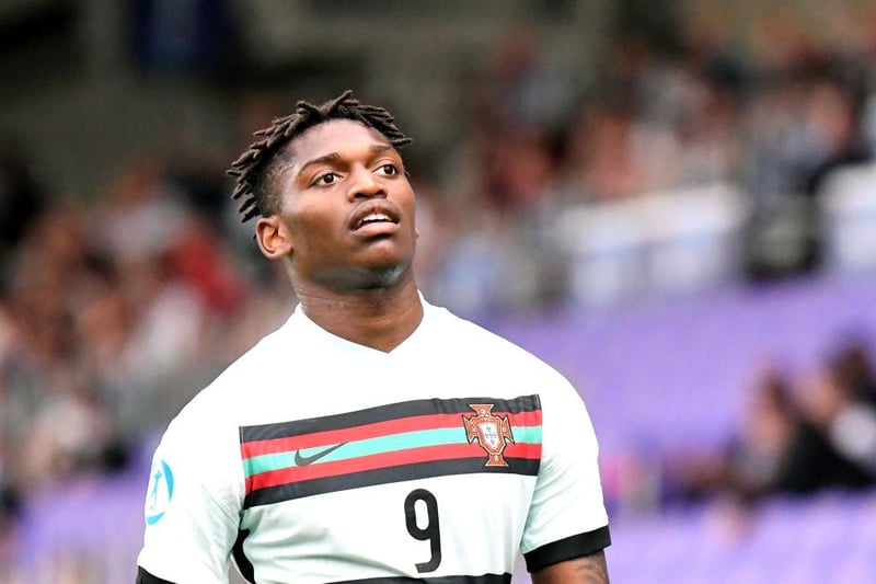AC Milan striker Rafael Leao is not convinced by the idea of joining Everton but would be open to a move to Borussia Dortmund. (Calciomercato)

(Photo by Jurij Kodrun/Getty Images)